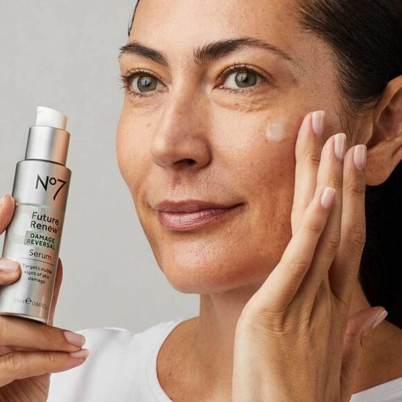 No.7 Future Renew Damage Reversal Serum targets visible signs of aging 4 weeks - Picture 2 of 5
